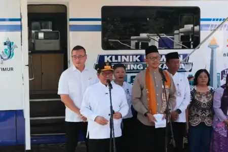 Dekatkan Layanan Kesehatan Hewan, Pemprov DKI Operasikan 5 Unit Mobil Klinik Keliling di Lima Wilayah Pemprov DKI operasikan 5 unit Mobil Klinik Hewan Keliling. Gubernur Pramono Anung tinjau layanan kesehatan hewan terjangkau di RPTRA Mustika Jaktim.