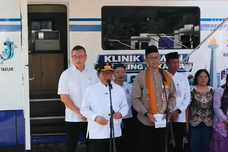 Dekatkan Layanan Kesehatan Hewan, Pemprov DKI Operasikan 5 Unit Mobil Klinik Keliling di Lima Wilayah Pemprov DKI operasikan 5 unit Mobil Klinik Hewan Keliling. Gubernur Pramono Anung tinjau layanan kesehatan hewan terjangkau di RPTRA Mustika Jaktim.