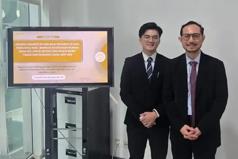Inovasi AI Karya Dokter Indonesia NAVI-HF Mampu Deteksi Dini Risiko Gagal Jantung Tinggi, Kurangi Rawat Ulang dr. Wilbert Huang, asisten peneliti NAVI-HF, bersama Dr. dr. Rony M. Santoso, Sp.JP, Subsp.K.I(K), FIHA, peneliti utama NAVI-HF sekaligus Dokter Spesialis Jantung dan Pembuluh Darah Konsultan Intervensi Kardiovaskular di Primaya Hospital Tangerang