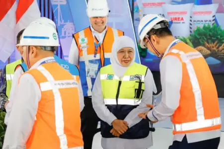 Jatim Siap Sokong Transformasi Green and Smart Port 2026 demi Swasembada dan Kelancaran Logistik Pangan Gubernur Khofifah dampingi Menko Pangan Zulkifli Hasan di GSPI ASRI 2026 Gresik. Jatim siap dorong digitalisasi pelabuhan yang ramah lingkungan dan efisien.