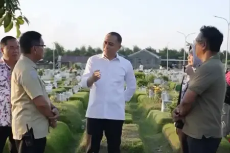 Pemkot Surabaya Pasang Portal dan CCTV di Parkir Makam Keputih, Tarif Maksimal Rp5.000 Kini Diawasi Ketat Pemkot Surabaya memasang portal dan CCTV di Parkir Makam Keputih untuk menjamin tarif maksimal Rp5.000, transparansi, dan keamanan kendaraan.