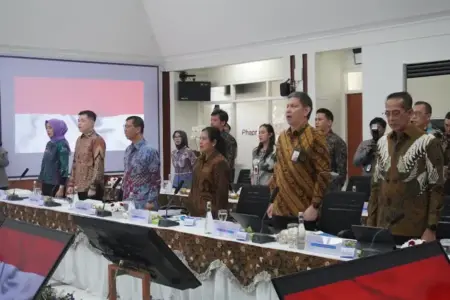 Komisi VI DPR Tinjau Pabrik Phapros Semarang, Dorong Substitusi Impor dan Kemandirian Farmasi Nasional Komisi VI DPR RI meninjau pabrik PT Phapros Tbk di Semarang untuk mengevaluasi tata kelola BUMN Farmasi dan mendorong pengurangan impor bahan baku obat.