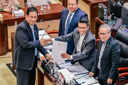 Pemerintah dan DPR Bahas RUU Pusat Finansial Internasional demi Dongkrak Investasi Global Pemerintah dan DPR resmi bahas RUU Pusat Finansial Internasional Indonesia (PFII) untuk bangun ekosistem keuangan modern dan tarik investasi global.