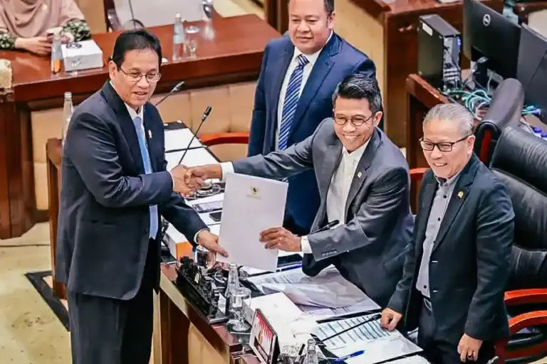 Pemerintah dan DPR Bahas RUU Pusat Finansial Internasional demi Dongkrak Investasi Global Pemerintah dan DPR resmi bahas RUU Pusat Finansial Internasional Indonesia (PFII) untuk bangun ekosistem keuangan modern dan tarik investasi global.