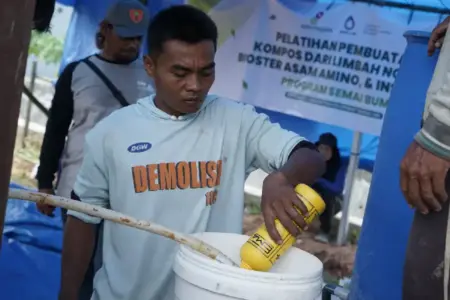 Badak LNG Perkuat Pertanian Berkelanjutan Lewat Pelatihan Pengolahan Limbah Menjadi Produk Bernilai Ekonomi Badak LNG melatih kelompok tani mengolah limbah menjadi kompos, booster asam amino, dan biopestisida guna mendukung pertanian berkelanjutan.