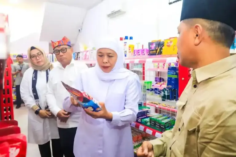 Khofifah Tinjau Koperasi Merah Putih Tukangkayu Banyuwangi: Pastikan Stok Sembako dan LPG 3 Kg Aman Gubernur Jatim Khofifah Indar Parawansa memperkuat ekosistem Koperasi Merah Putih Tukangkayu Banyuwangi untuk menjaga pasokan sembako dan LPG 3 kg.