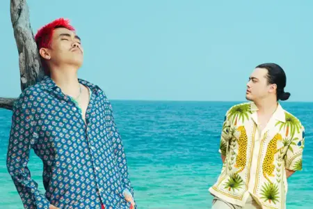 DNA Rilis Album Perdana OURORA; Berisi 18 Lagu, Tampilkan Eksplorasi Musik di Luar Indo Bounce DNA resmi merilis album perdana OURORA; berisi 18 lagu dengan kolaborasi QG, INDAHKUS, YB, hingga PARKZ dan SYEQY.