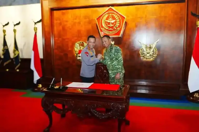 Kapolri dan Panglima TNI Perkuat Soliditas TNI-Polri, Tegaskan Komitmen Jaga Persatuan dan Kedaulatan Kapolri Jenderal Listyo Sigit bertemu Panglima TNI Agus Subiyanto untuk memperkuat soliditas TNI-Polri sesuai arahan Presiden.