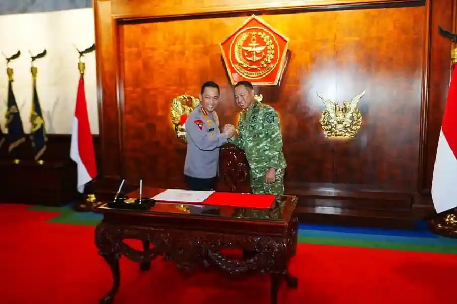 Kapolri dan Panglima TNI Perkuat Soliditas TNI-Polri, Tegaskan Komitmen Jaga Persatuan dan Kedaulatan Kapolri Jenderal Listyo Sigit bertemu Panglima TNI Agus Subiyanto untuk memperkuat soliditas TNI-Polri sesuai arahan Presiden.