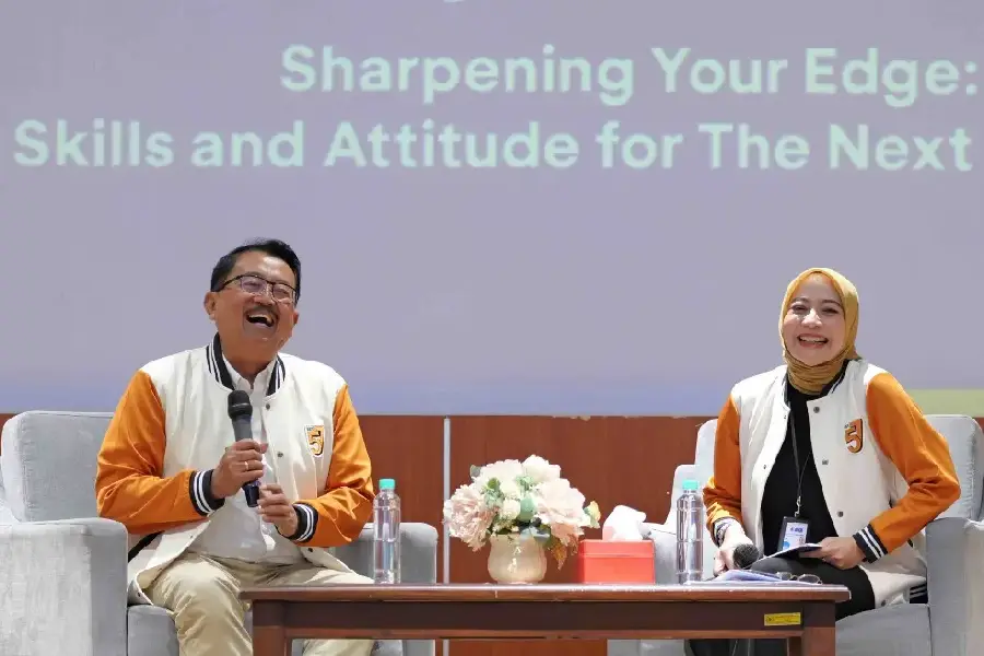 BCA Berbagi Ilmu Sambangi UMP, Siapkan Ratusan Mahasiswa Hadapi Tantangan Dunia Kerja Direktur BCA Antonius Widodo Mulyono (kiri) menjadi pembicara dalam BCA Berbagi Ilmu di Universitas Muhammadiyah Purwokerto