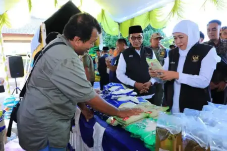 Khofifah Gelar Pasar Murah ke-84 di Pamekasan, Perkuat Daya Beli Warga, Kendalikan Inflasi dan Dorong UMKM Naik Kelas Khofifah menggelar Pasar Murah ke-84 di Pamekasan untuk menjaga stabilitas harga, memperkuat daya beli masyarakat, dan memberdayakan UMKM.