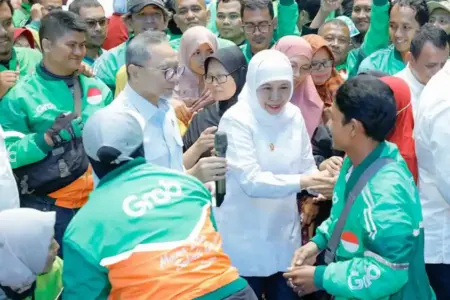 Khofifah dan Zulhas Salurkan 600 Paket Sembako untuk Ojol, Nelayan, dan Warga Rentan di Gresik Khofifah dan Menko Pangan Zulhas menyalurkan 600 paket sembako kepada ojol, nelayan, dan masyarakat rentan di Gresik melalui Gerakan Hajatan.