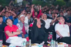 Gubernur Khofifah Lesehan Bareng Ribuan Warga Nobar Final Piala Dunia 2026 di Grahadi Gubernur Khofifah lesehan bareng 4.500 warga di Grahadi saat nobar Final Piala Dunia 2026 Spanyol vs Argentina. Simak kemeriahan dan dampaknya bagi UMKM.