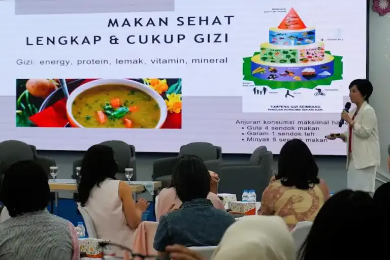 Edukasi Perimenopause Primaya Hospital: Kunci Perempuan Tetap Sehat dan Produktif di Usia 40-an Primaya Hospital gelar seminar edukasi perimenopause. Pahami perubahan hormon, gejala fisik, hingga perawatan medis bagi perempuan usia 40 tahun ke atas.