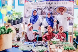 Inovasi STEM Guru Bengkulu: Mengubah Sains Menjadi Petualangan Lewat Komunitas Science Heroes Linda Komalasari, guru SDN 61 Bengkulu bersama komunitas Science Heroes terapkan metode STEM bimbingan Bakti BCA demi kikis kebosanan belajar sains.