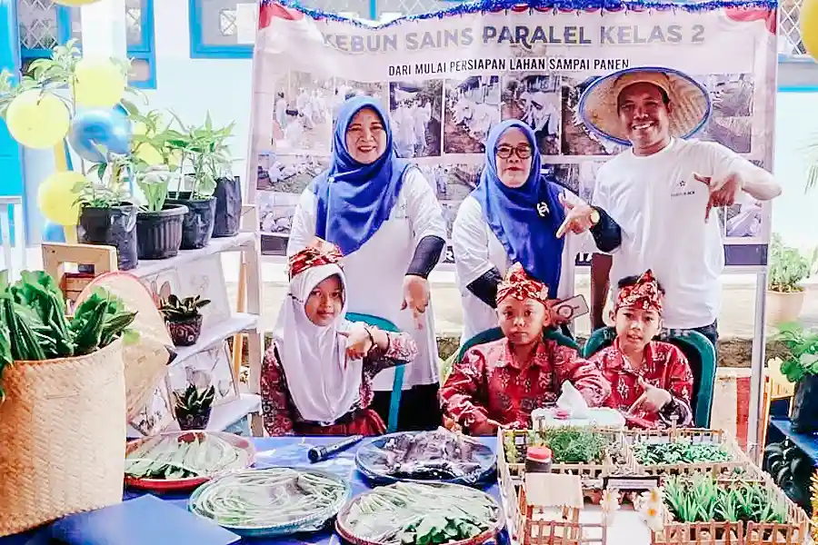 Inovasi STEM Guru Bengkulu: Mengubah Sains Menjadi Petualangan Lewat Komunitas Science Heroes Linda Komalasari, guru SDN 61 Bengkulu bersama komunitas Science Heroes terapkan metode STEM bimbingan Bakti BCA demi kikis kebosanan belajar sains.