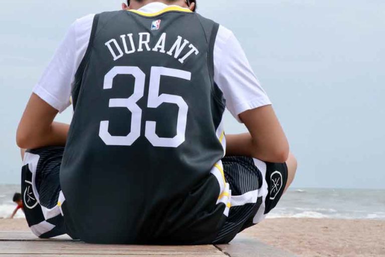 Gaya Makin Keren dengan Jersey NBA