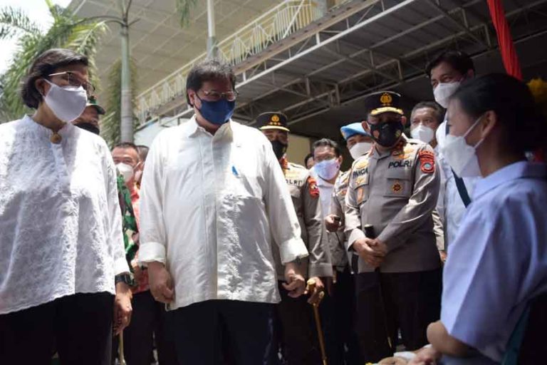 Tinjau Vaksinasi di Medan, Menko Airlangga Berbincang dengan Peserta Program Kartu Prakerja