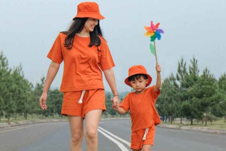 Inspirasi Tampilan Kembar Bareng Si Kecil di Berbagai Kegiatan, Akrab dan Seru!
