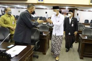 Peringati Hari Santri Nasional, Ganjar dan ASN Pemprov Jateng Ngantor Sarungan