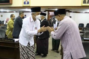 Hadiri Rapat Paripurna, Gubernur dan Anggota Dewan Kenakan Sarung