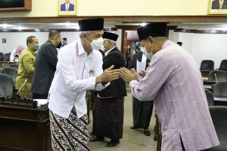 Hadiri Rapat Paripurna, Gubernur dan Anggota Dewan Kenakan Sarung