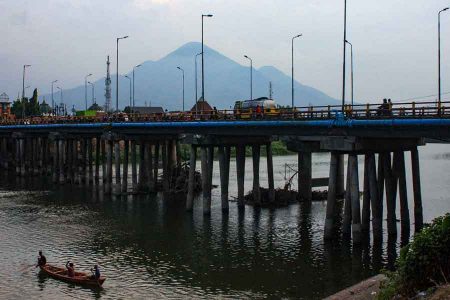 Mengenal Sungai-sungai Terpanjang dan Terbesar di Jawa Timur Jembatan Kali Porang