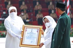 Peringatan Hari Santri Nasional 2021, Gubernur Jatim Beri Penghargaan pada Pencipta Syubbanul Wathan dan Shalawat Badar