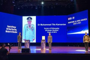 Dinilai Memberi Sumbangsih Luar Biasa, Mendagri Terima Penghargaan Alumni Terhormat dari NTU