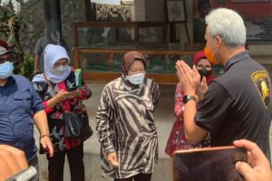 Ziarah di Makam Bung Karno, Ganjar Pranowo bertemu Tri Risma dan dapat Hadiah Sketsa Warga Blitar