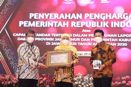 Terima Penghargaan Opini WTP, Gubernur Khofifah : Opini WTP Harus Tingkatkan Akuntabilitas dan Kesejahteraan Rakyat
