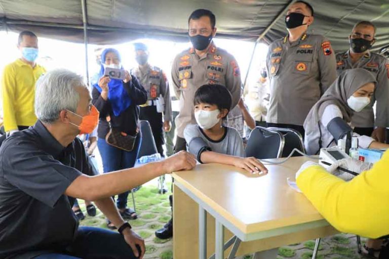 Aksi Pemural Cilik Surakarta dalam Bhayangkara Mural Festival 2021 di Mapolda Jateng