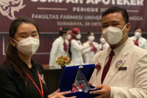 Fakultas Farmasi Universitas Airlangga Ambil Sumpah 174 Apoteker Baru