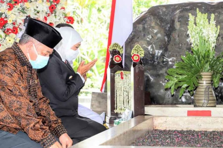 Sambut HUT Provinsi Jatim ke-76, Gubernur Khofifah Ziarah dan Doa di Pusara Sang Proklamator