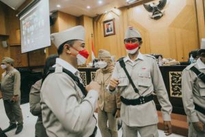 Kenakan Baju Pejuang, APBD Surabaya Disahkan Hari Pahlawan