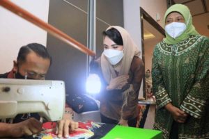 Dorong UMKM Bangkit, Dekranasda Jatim beri Pelatihan Teknik Bordir di Atas Kain Batik