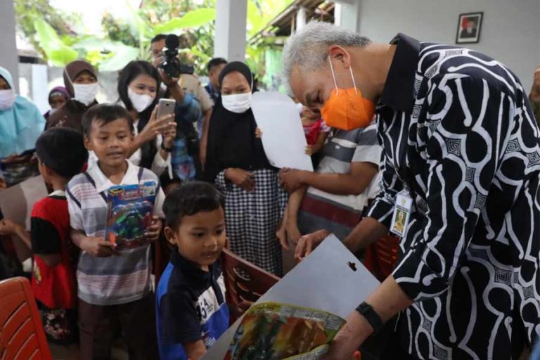 Ganjar Bagikan Mainan untuk Anak-anak Pengungsian Cilacap