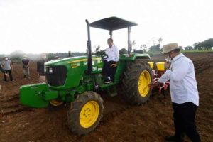 Ketika Presiden Jokowi Tanam Jagung Pakai Traktor