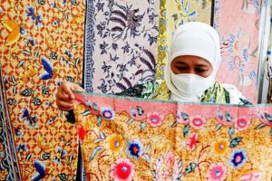 Tinjau Pameran MTQ XXIX, Gubernur Khofifah Akui Bangga Pakai Sepatu Batik Pamekasan