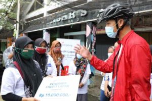 Gandeng Bank Jateng, Ganjar Luncurkan Kredit Lapak untuk Industri Rumahan