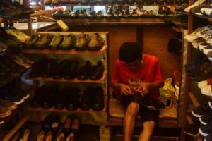 Belanja di Pasar Loak Gembong, Murahnya tanpa Bohong