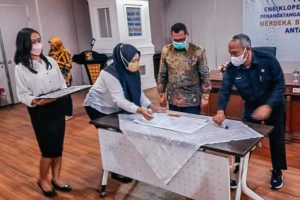 Giatkan Literasi Kebudayaan, FIB Unair Serahkan 10 Naskah Entri Ensiklopedia ke Dispusip