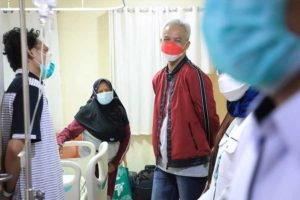 Ganjar Semangati Pasien RS Kariadi, Ada Ibu-ibu Malah Curhat Kecewa Timnas Kalah