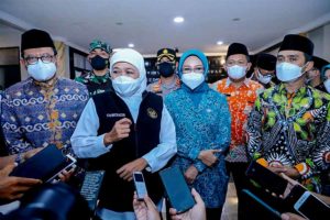 Akhir Tahun, Gubernur Khofifah Bagikan Zakat Produktif untuk Pedagang Kaki Lima