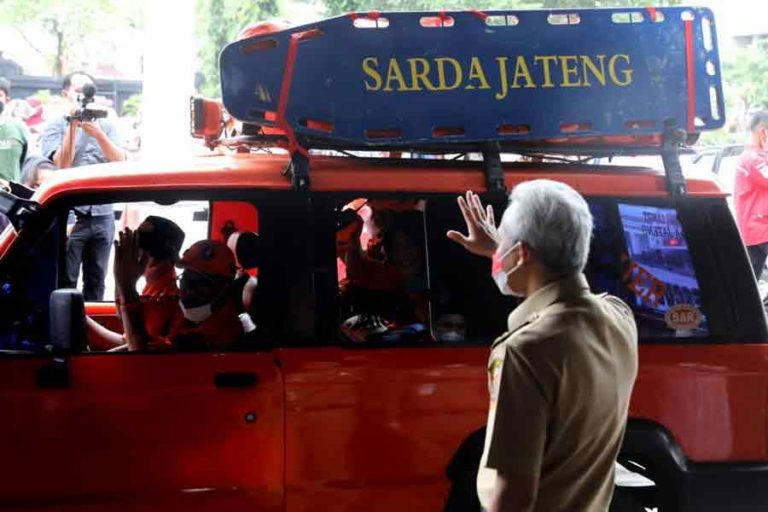 Ganjar Kirimkan Logistik dan Relawan untuk Bantu Korban Semeru