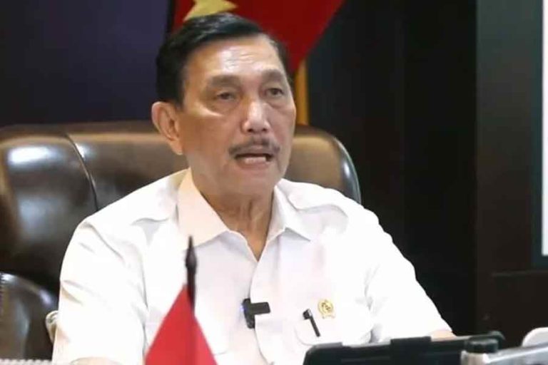 Cegah Varian Omicron, Luhut Minta Masyarakat tidak Berpergian ke Luar Negeri