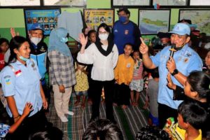 Arumi Bachsin Salurkan Bantuan bagi Masyarakat Terdampak APG Gunung Semeru