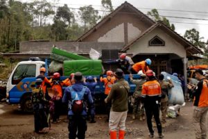 Situasi Masih Berbahaya, Satgas DKI Jakarta Bantu Evakuasi Warga