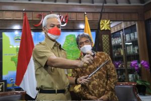 Budayawan Solo Beri Ganjar Sebilah Keris Luk Sembilan