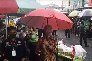 Saat Gubernur Ganjar Main Payung dan Bikin Basah Warga